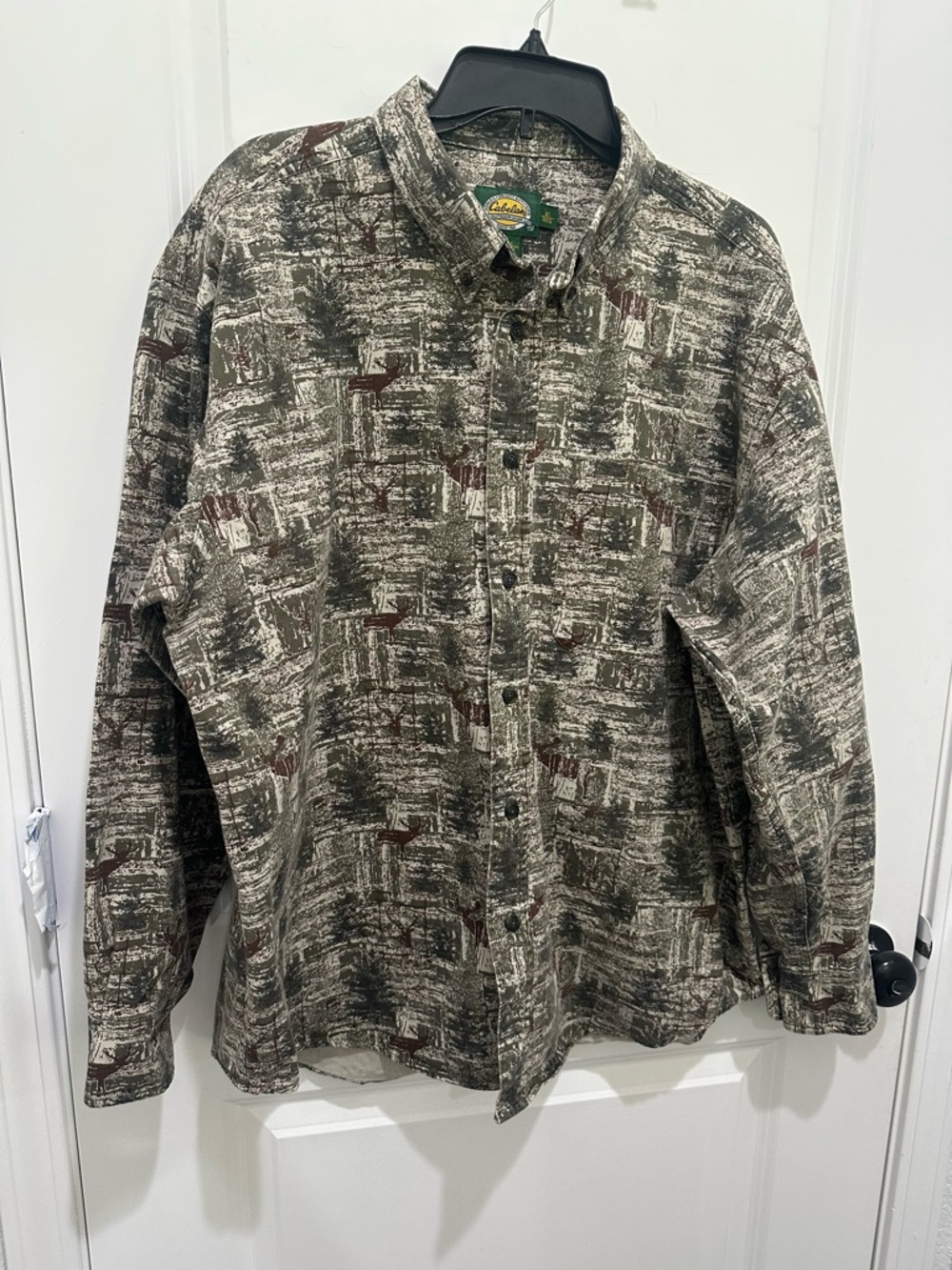 Cabela’s Button-Down Long Sleeve Shirt in Olive/Brown Print with trees&deer SZXL
